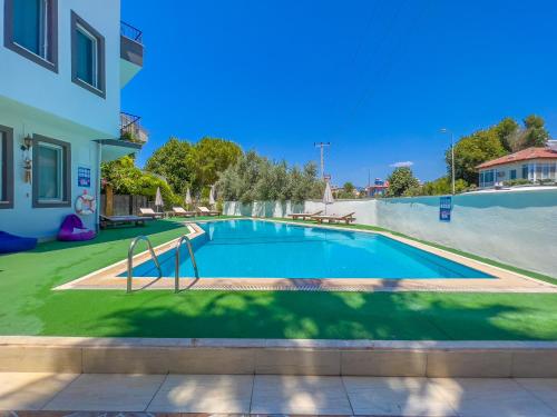 une piscine dans l'arrière-cour d'une maison dans l'établissement Nehir Apart Hotel, à Fethiye