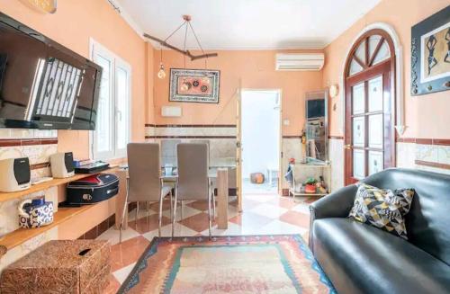 sala de estar con sofá y mesa en Ikigai House, en Sevilla