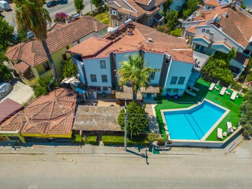 vue aérienne d'une maison avec piscine dans l'établissement Nehir Apart Hotel, à Fethiye