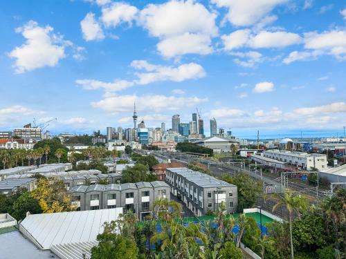 - une vue sur la ville avec ses bâtiments et ses toits dans l'établissement Le Mirage- Stylish, central apartment with pools, sauna, more, à Auckland