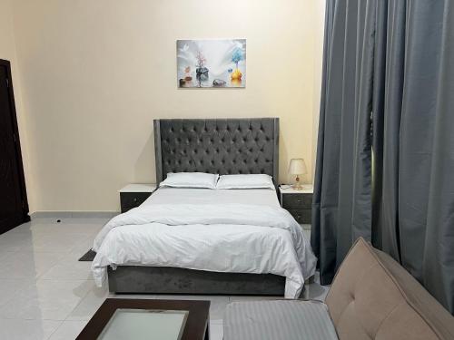 una camera con letto, tavolo e sedie di Cozy Private Studio Apartment Near Airport a Abu Dhabi
