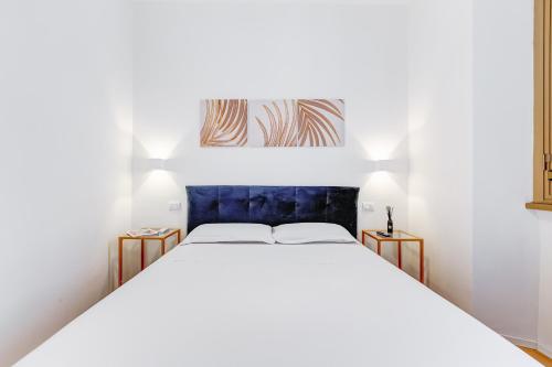 En eller flere senge i et værelse på Opera Exclusive House by Premium Suites Collection