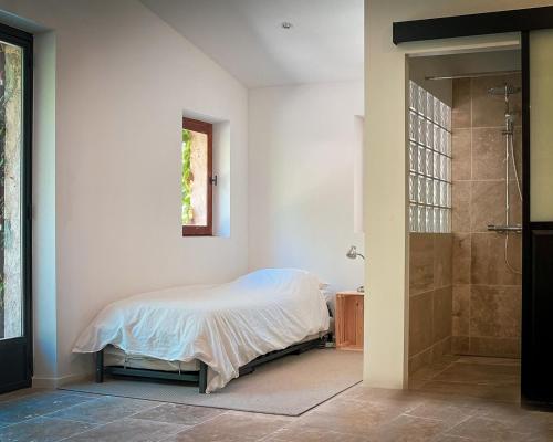 Ένα ή περισσότερα κρεβάτια σε δωμάτιο στο Secluded house with amazing view and swimming pool