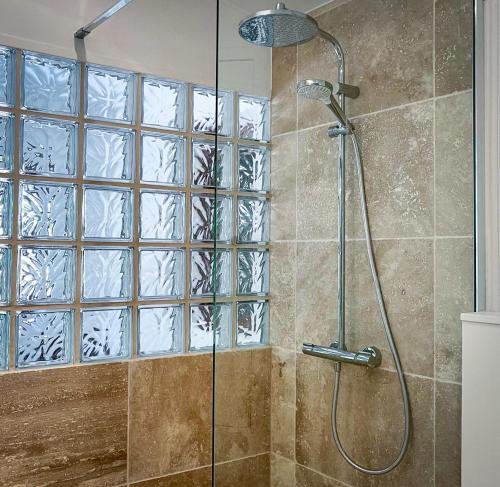y baño con ducha y ventana de cristal. en Secluded house with amazing view and swimming pool, en Buis-les-Baronnies