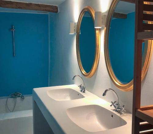 Ένα μπάνιο στο Secluded house with amazing view and swimming pool