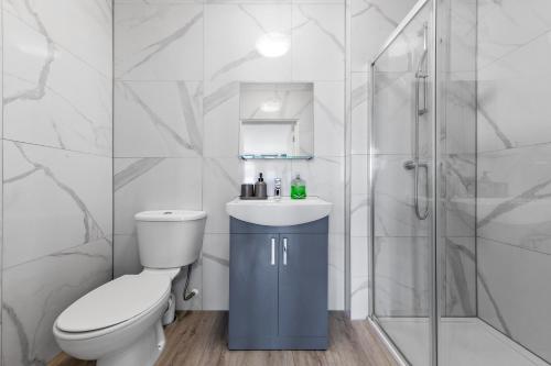 een witte badkamer met een toilet en een douche bij Comfy 1BDR - 30mins to CENTRAL LDN - Parking in The Hyde