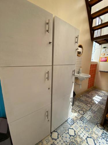 una cocina con armarios blancos y fregadero en Et Malio Stay & Travel en Sentool