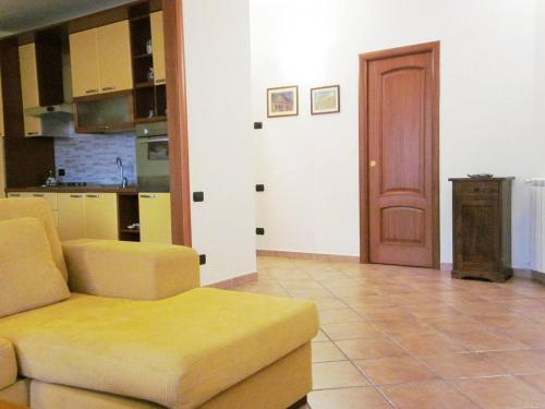 a living room with a couch and a kitchen at I due ulivi in Arzano