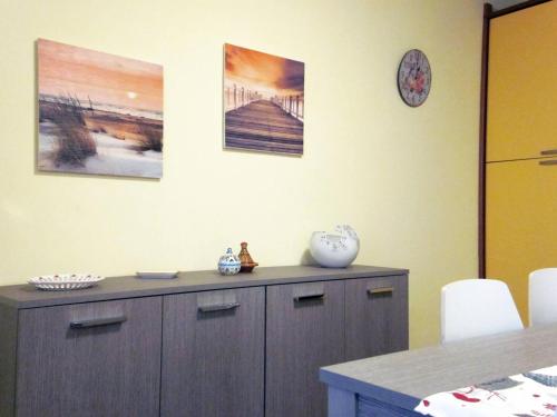 a room with a counter with a table and a clock at I due ulivi in Arzano