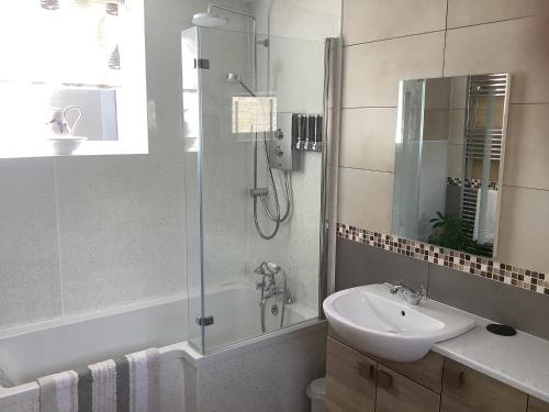 ein Bad mit einem Waschbecken und einer Dusche in der Unterkunft Westlea Bed and Breakfast in Thurso