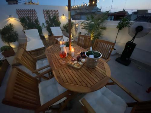 y balcón con vistas panorámicas a una mesa de madera. en Luxury Apartment Valencia Center, en Valencia