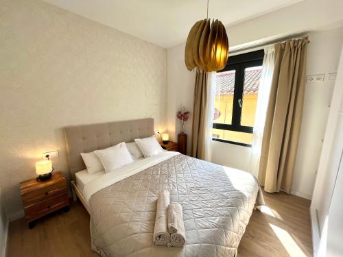 um quarto com uma grande cama branca e uma janela em Luxury Apartment Valencia Center em Valência