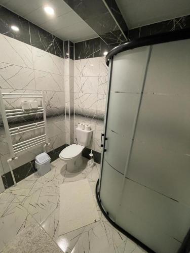 łazienka z toaletą i szklanymi drzwiami w obiekcie Sırel Plaza w mieście Nigde