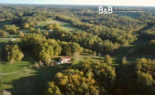 an aerial view of a house in a forest at MaBelle rêve B&B in Saint-Pierre-de-Côle