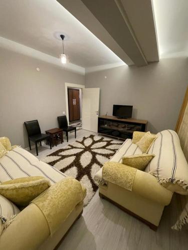 - un salon avec un canapé et une table dans l'établissement Firuze Park, à Nigde