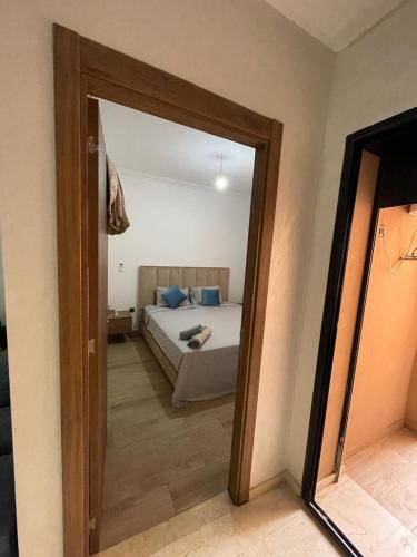 un miroir dans une chambre avec un lit et une chambre dans l'établissement appartement a Marrakech, à Marrakech