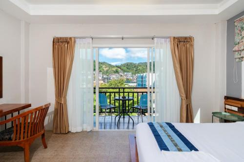 1 dormitorio con cama y vistas a un balcón en Memory 2 en Patong Beach