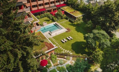 an overhead view of a backyard with a swimming pool at MalisGarten Green Spa Hotel - Adults Only in Zell am Ziller