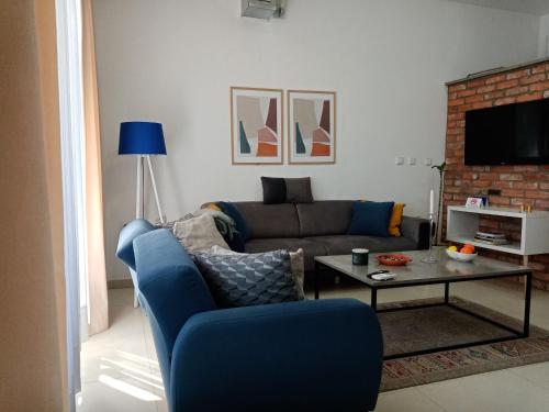 sala de estar con sofá y mesa en Sava Lux Apartment & Room, en Prijedor