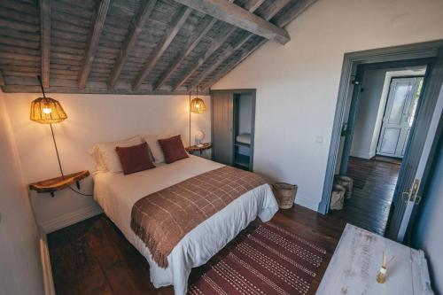 ノルデスチにあるCasa do Riachoのベッドルーム1室(ベッド1台付)