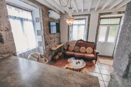 a living room with a couch and a table at Casa do Riacho in Nordeste