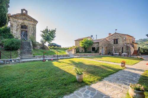 an external view of a house with a yard at Le Querce Farmhouse in Agropoli