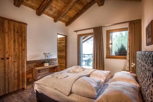 1 dormitorio con 2 camas y ventana en Chalet Stefan - Apartments, en La Villa