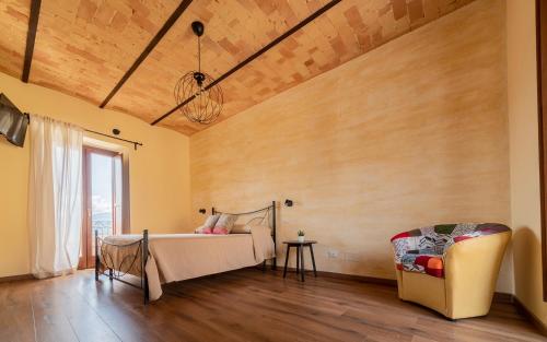 - une chambre avec un lit et un plafond en bois dans l'établissement B&B Dimora Belvedere, à Barisciano