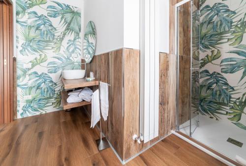 een badkamer met een douche en een wastafel bij B&B Dimora Belvedere in Barisciano