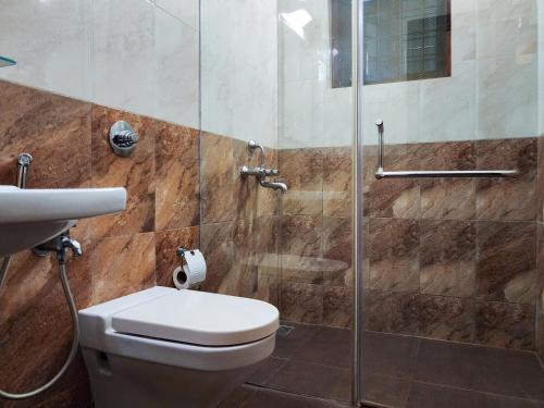 een badkamer met een toilet en een glazen douche bij Beach Villa Morjim in Morjim