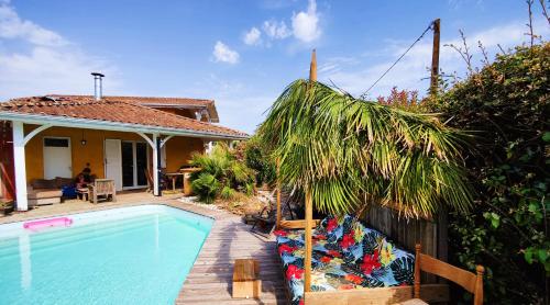 une piscine devant une maison dans l'établissement Villa Soleil piscine, à Gujan-Mestras