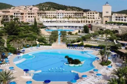 une vue sur la piscine d'un complexe hôtelier dans l'établissement Superbe Appartement Village Cap Esterel 4p climatisé, à Saint-Raphaël