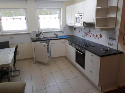 Kuchyňa alebo kuchynka v ubytovaní Landhaus Jasmin - Apartment Untergeschoß