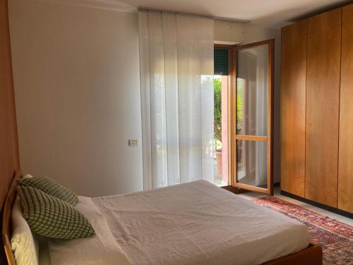 - une chambre avec un lit et une grande fenêtre dans l'établissement Attico Valentina, à Castelnuovo
