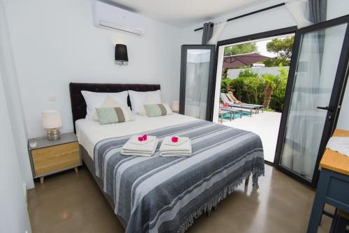 Tempat tidur dalam kamar di Casa Sa Raconada (Swimming Pool / Free WIFI)