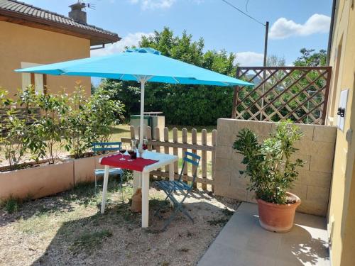 un parapluie bleu assis au-dessus d'une table dans l'établissement Casa Giuditta, à Civezzano