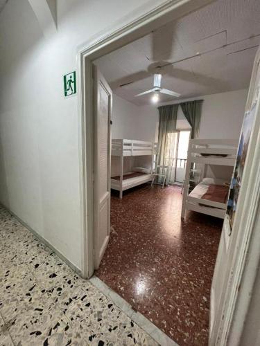 een lege kamer met een kamer met 2 stapelbedden bij Baraka Guest House in Rome