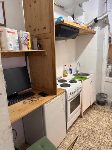 een kleine keuken met een fornuis en een wastafel bij Baraka Guest House in Rome
