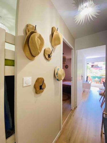 une chambre avec des chapeaux suspendus sur un mur dans l'établissement Appartement à la Favière T2 à 5 minutes à pied de la plage, à Bormes-les-Mimosas