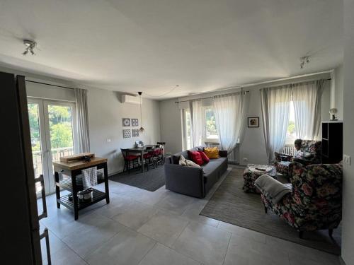 een woonkamer met 2 banken en een tafel bij Bozen - voll ausgestattet, optimale Lage in Bolzano