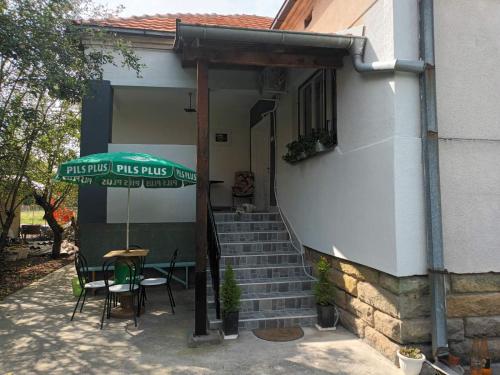 una mesa y sillas sentadas fuera de una casa en Kuća Jovanka en Zaječar