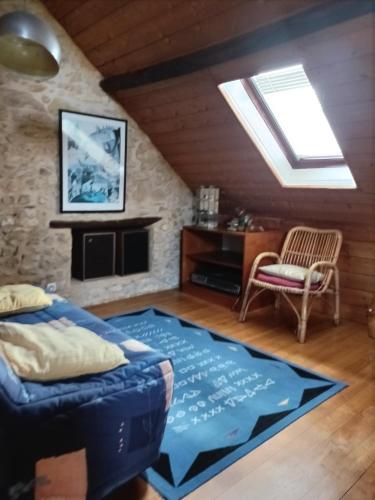 - un salon avec un canapé et une lucarne dans l'établissement Belle Demeure Sarladaise, à Sarlat-la-Canéda