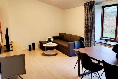 salon z kanapą i stołem w obiekcie SoloRica House(400m to Lego House,1km to Legoland) w Billund