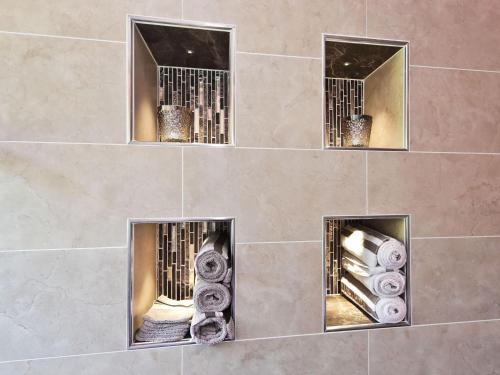 een douche met vier ramen in een badkamer bij Characteristic country house with wellness in Lijnden