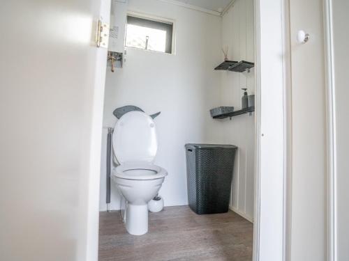 łazienka z toaletą i koszem na śmieci w obiekcie Modern chalet on the Wadden Sea, near the beach w mieście Westerland