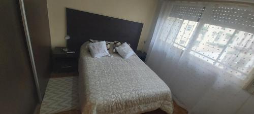 1 dormitorio con 1 cama y ventana grande en BuenosAiresFlour en Buenos Aires