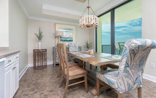 Un comedor con mesa y sillas en Phoenix IX 1106 condo, en Orange Beach