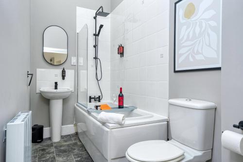 a white bathroom with a toilet and a sink at 2 Bed Stunning Chic Apartment, Central Gloucester, With Parking, Sleeps 6 - By Blue Puffin Stays in Gloucester