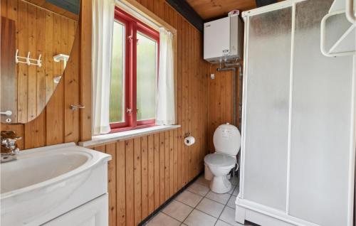 ロモ・キルケビーにあるGorgeous Home In Rm With Saunaのバスルーム(トイレ、洗面台、バスタブ付)