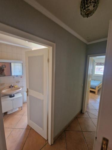 a door leading into a kitchen with a bathroom at Grand appartement 4-8 personnes in Montreux